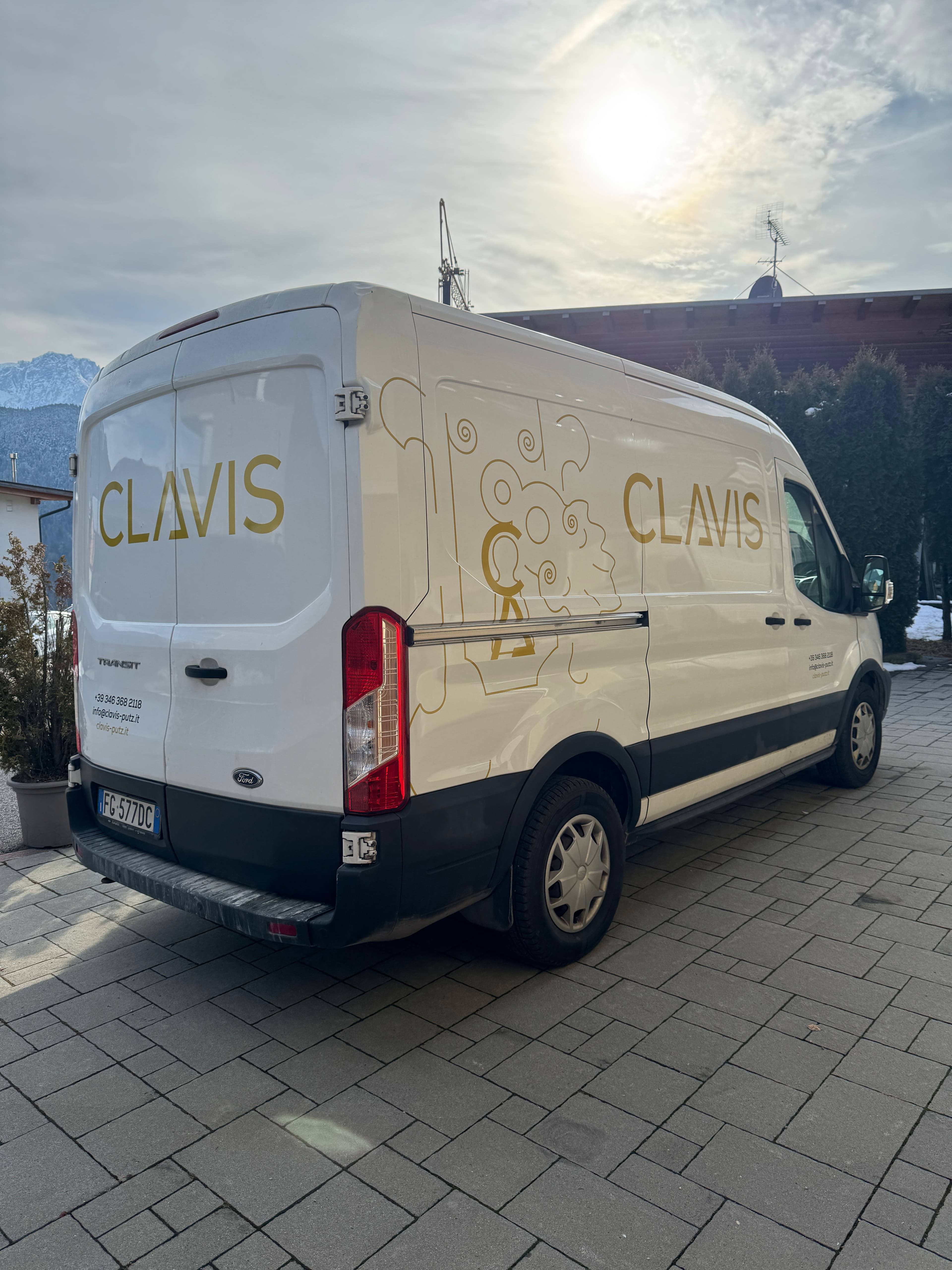 Clavis Transporter mit goldener Liniengrafik