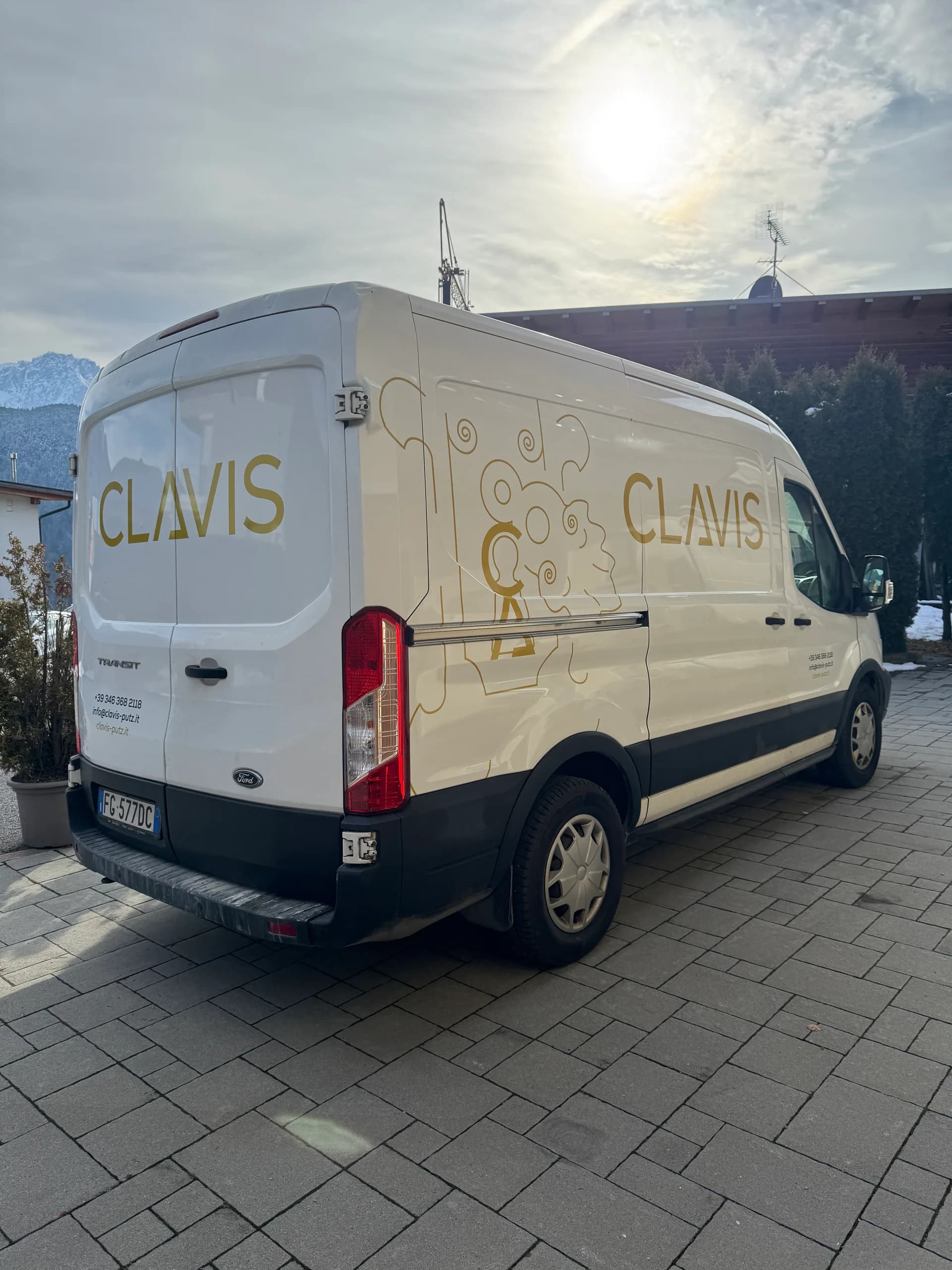 Clavis Transporter mit goldener Liniengrafik