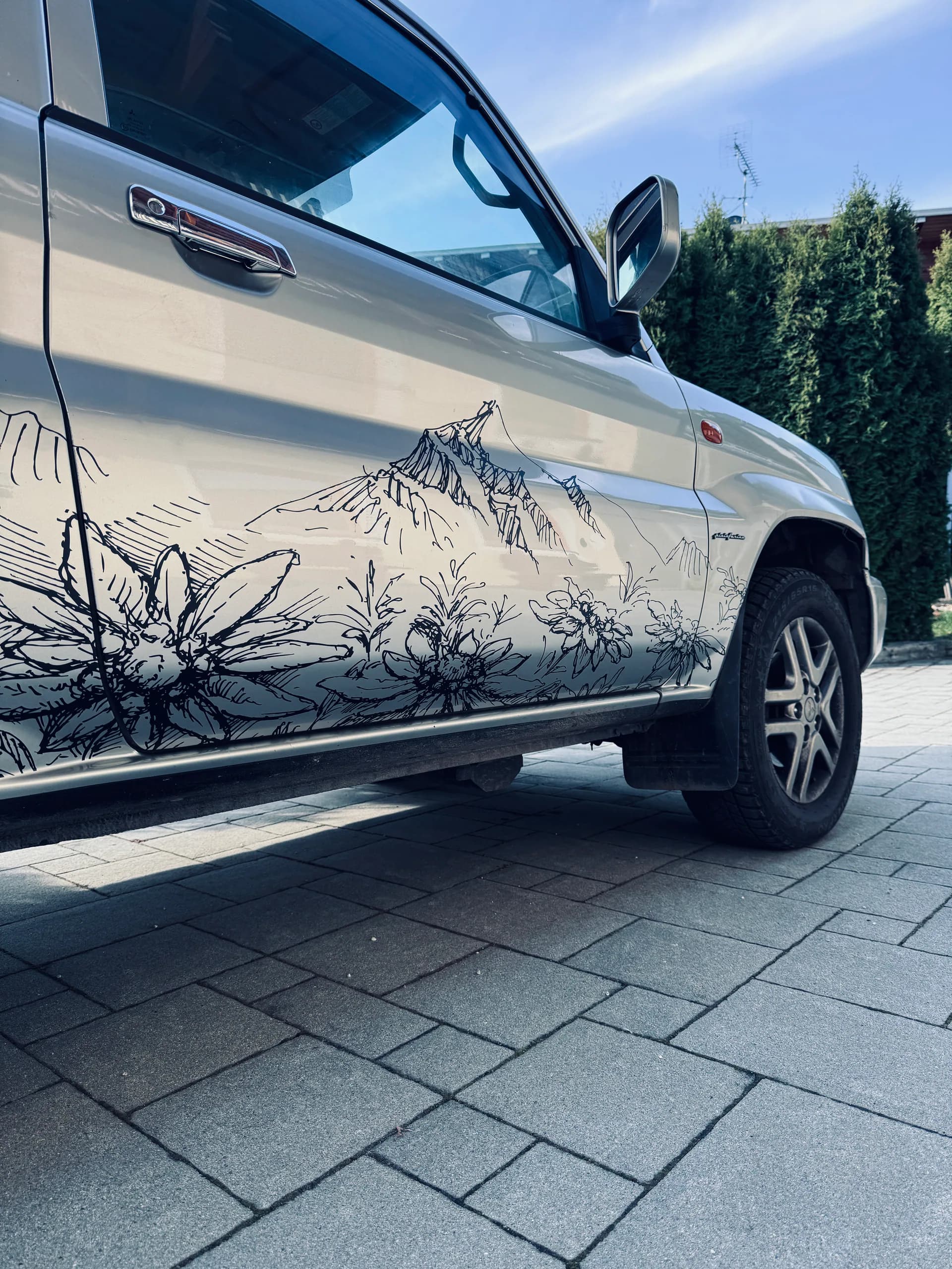 Fahrzeugbeschriftung mit floraler Liniengrafik