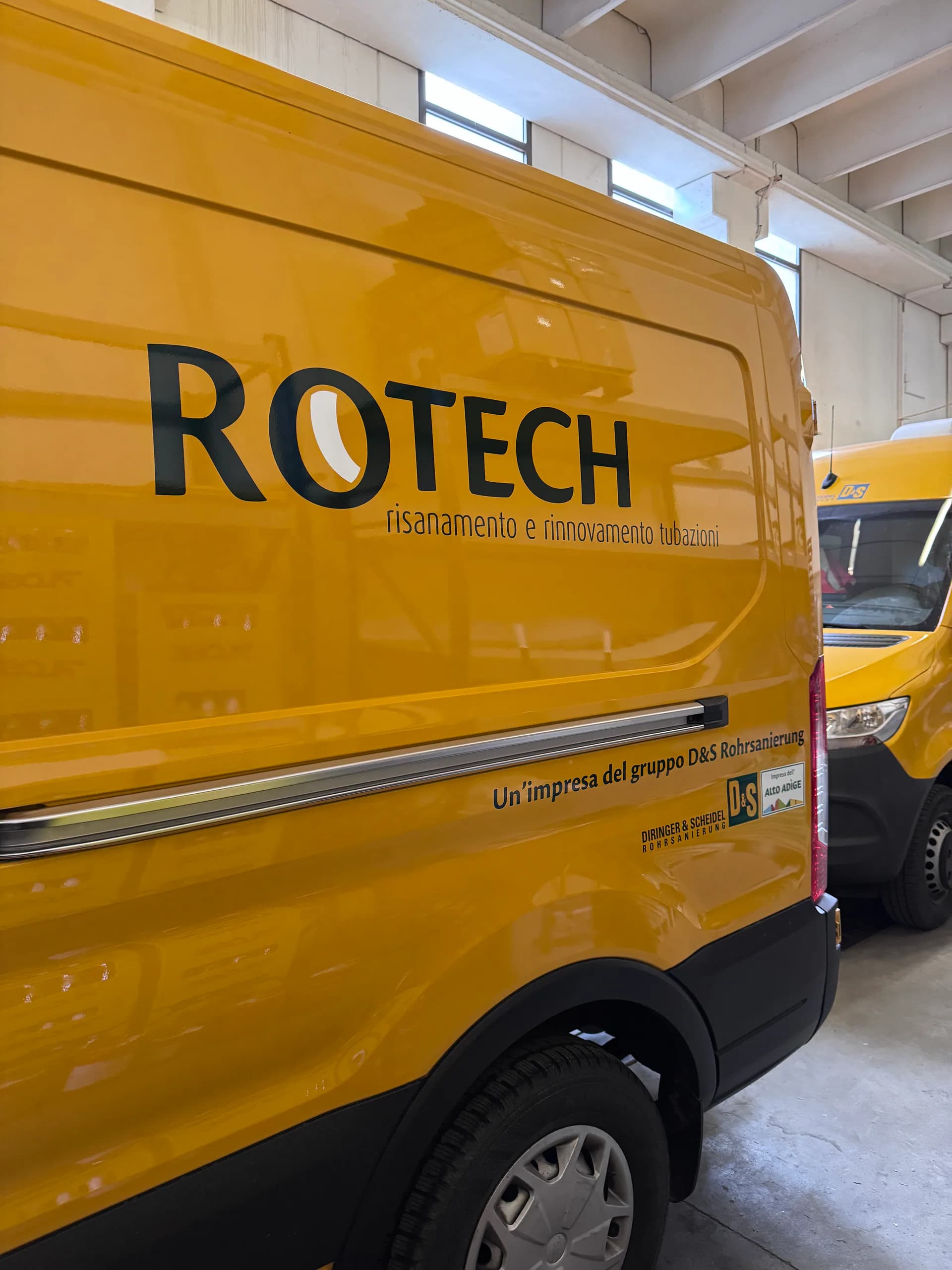 Beschriftetes Firmenfahrzeug von Rotech