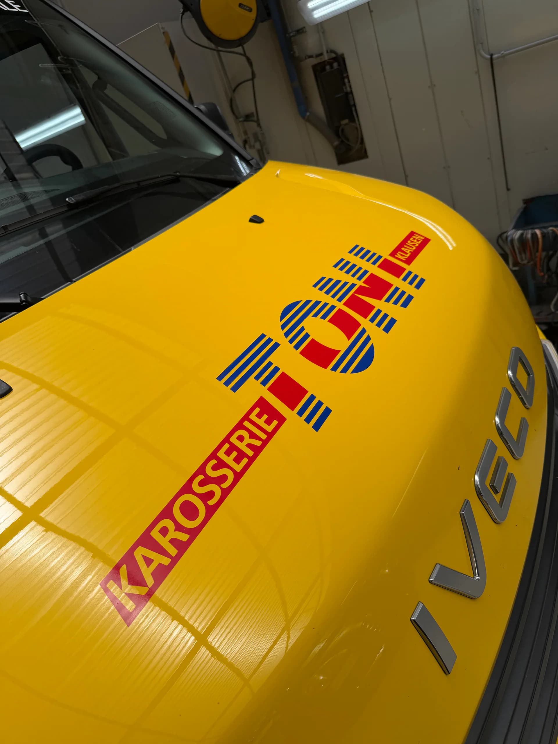 Gelbe Motorhaube mit präziser mehrfarbiger Foliengrafik