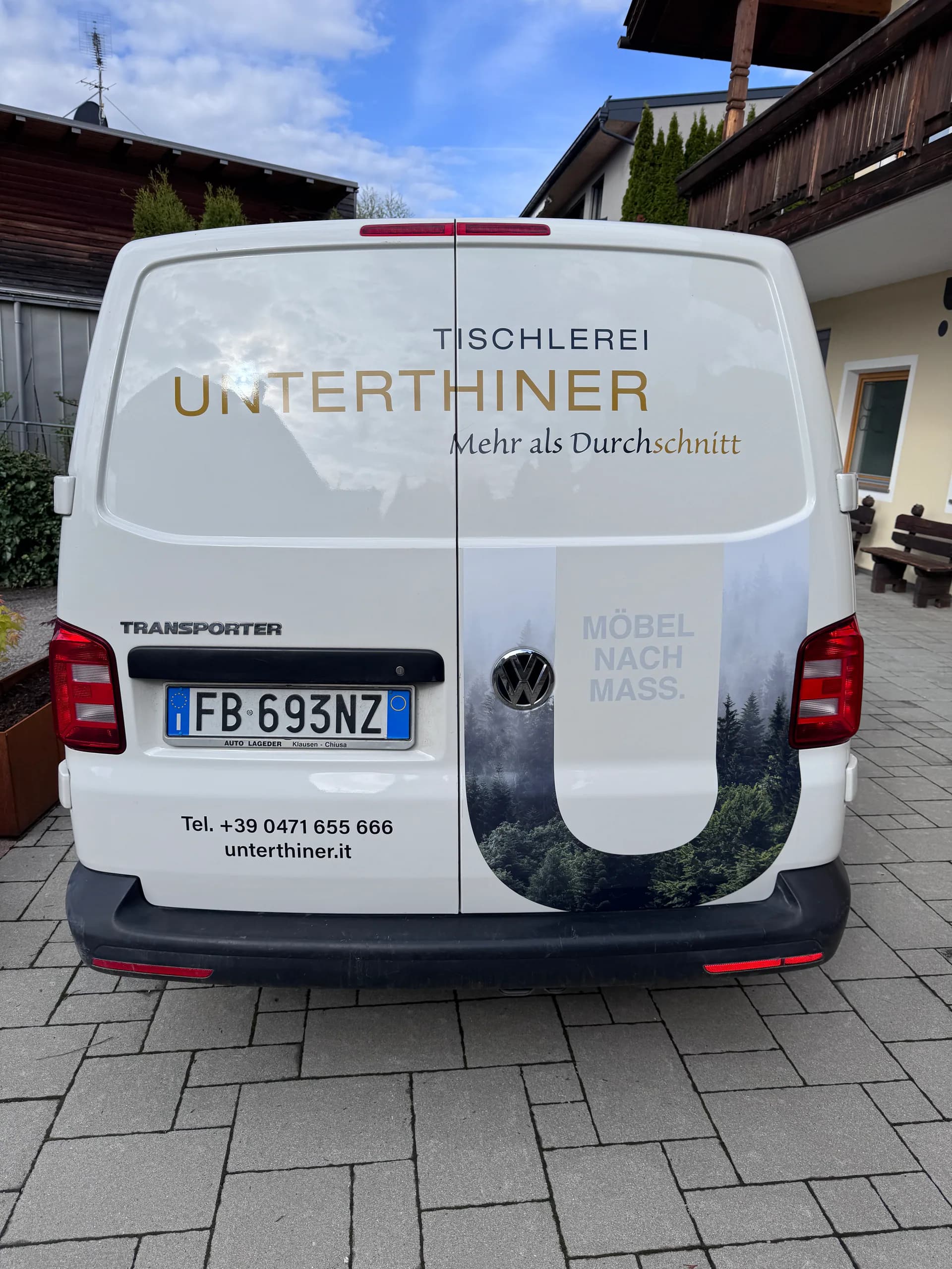 Beschrifteter Transporter im Außenbereich