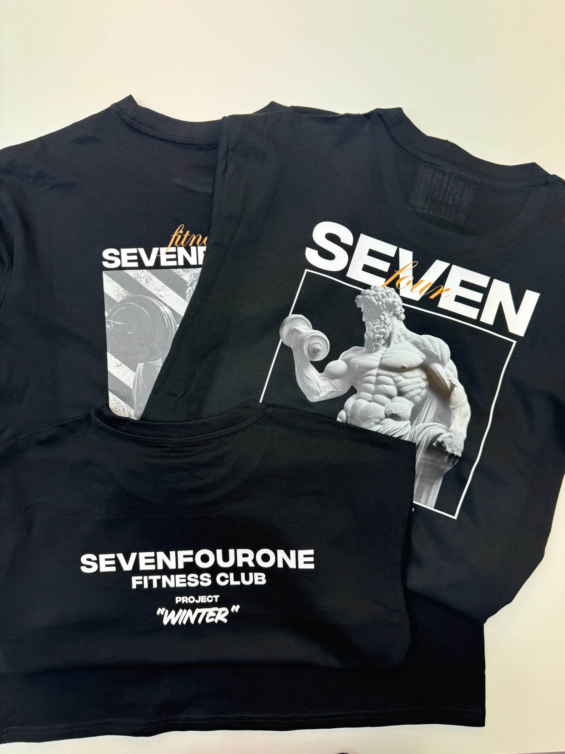 Bedruckte Shirts als zusammengehörige Teamkollektion
