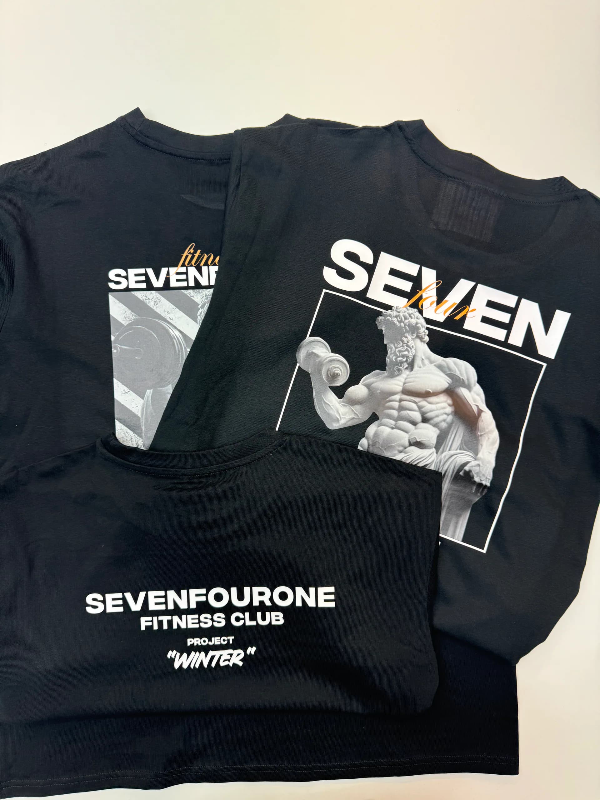 Schwarze Shirts mit unterschiedlichen Druckmotiven