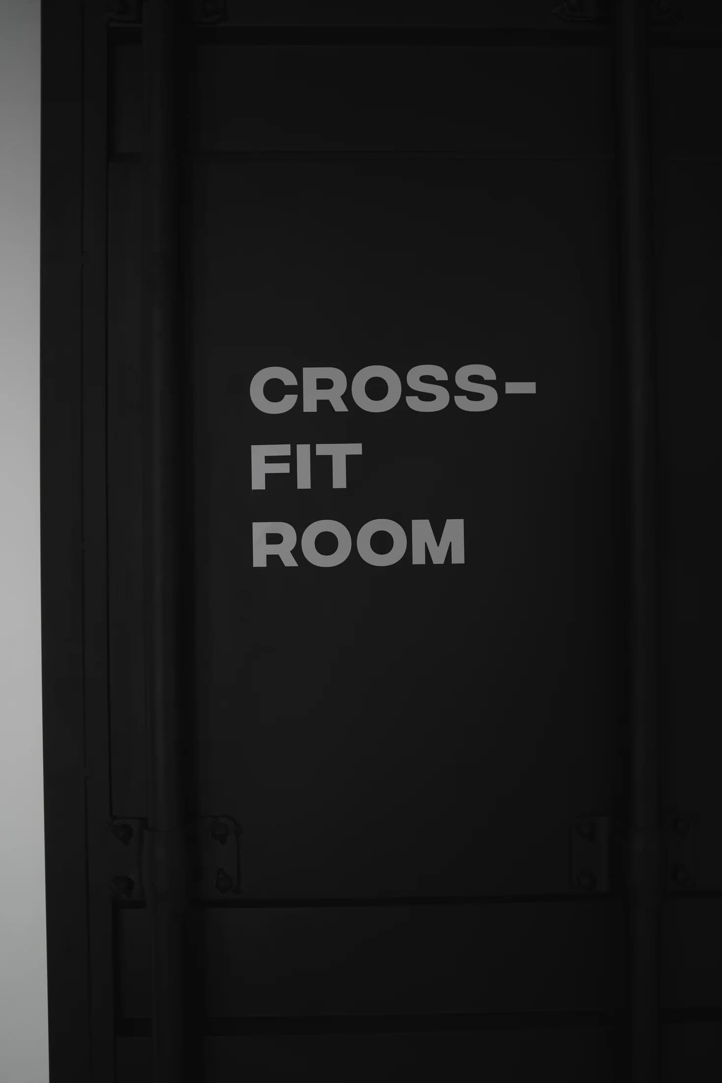 Scritta a parete nell’area di allenamento 741 Fitness