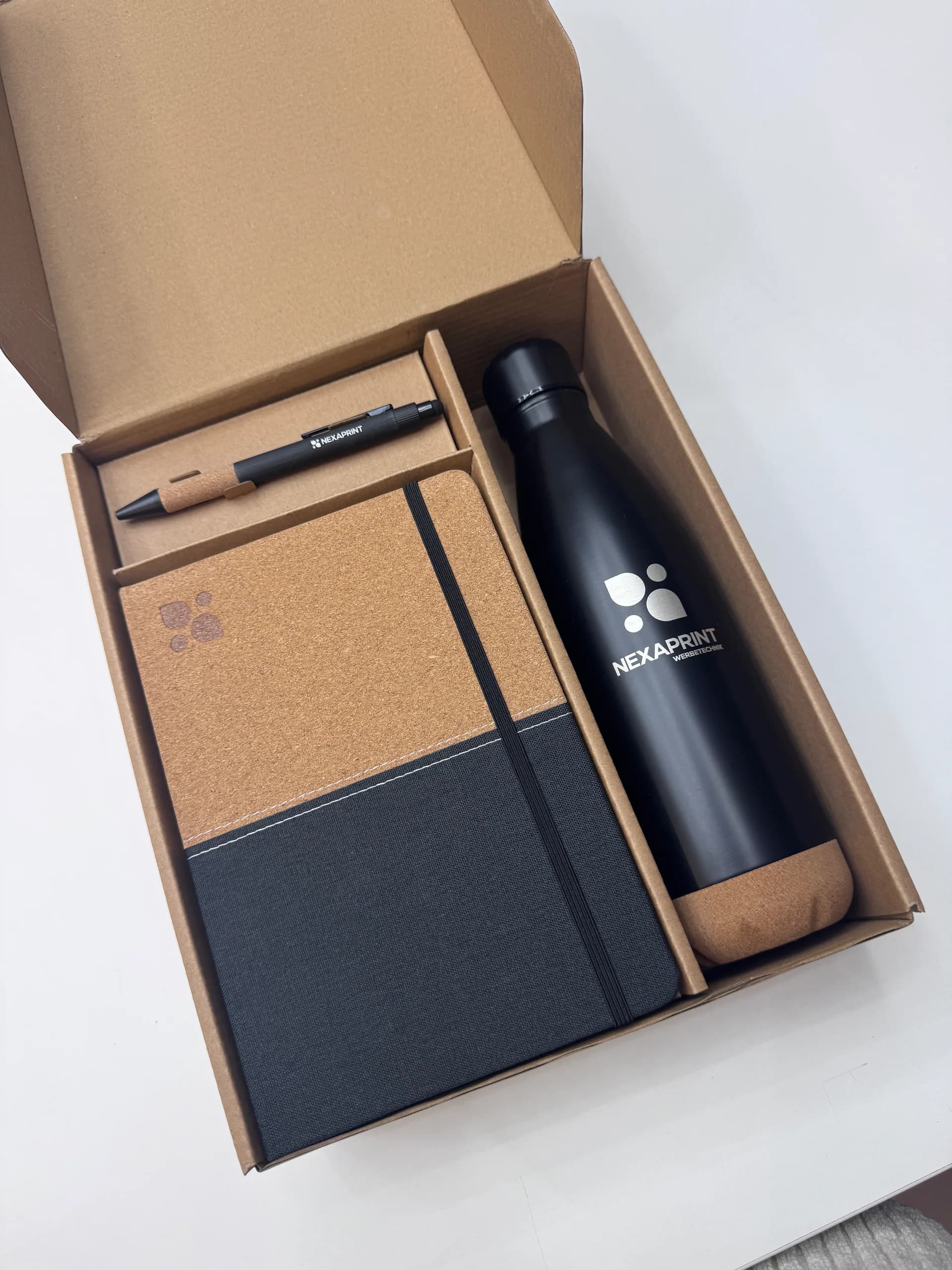 Markenbox mit aufeinander abgestimmten grafischen Anwendungen